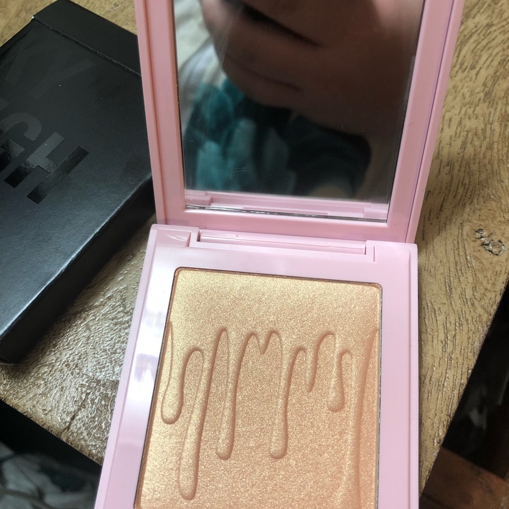 ✨CHEERS DARLING KYLIE COSMETICS HIGHLIGHTER ✨✨ - Picture 3 of 6